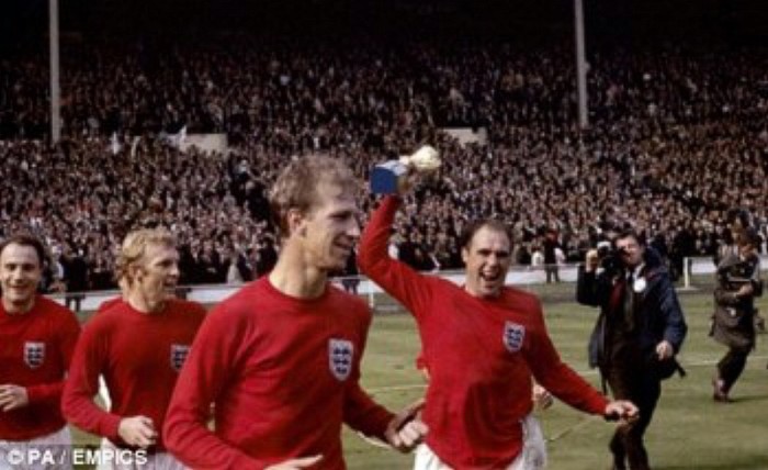 2. Bobby Moore và Jack Charlton: Người Anh không ai nói Bobby nhỏ (Charlton) giúp ĐT Anh vô địch World Cup 1966, người ta nói Bobby lớn (Moore) mới là người làm việc đó. Họ giữ sạch lưới cho ĐT Anh ở vòng bảng và hoàn toàn khóa chặt Argentina ở tứ kết. Bàn thua đầu tiên của ĐT Anh ở World Cup 1966 là vào phút 82 trận bán kết với Bồ Đào Nha, khi Eusebio ghi bàn từ chấm 11m. Tổng cộng chỉ 3 bàn thua trong suốt kỳ World Cup, và chúng ta đã rõ vì sao Tam Sư từ đó đến giờ vẫn chưa giành được danh hiệu nào.